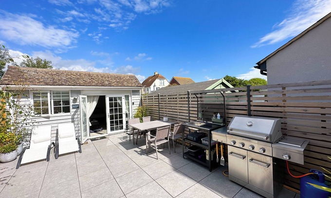 South Hayling Cabin | 1 Bed Cabin - Sleeps 2 - Pets - Garden - Parking