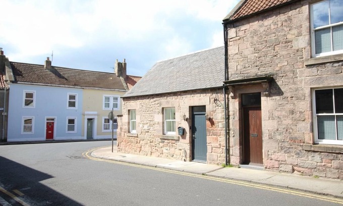 Berwick-upon-Tweed Villa | 1 Bed Cottage - Plus Sofa Bed - Sleeps 4 - Central