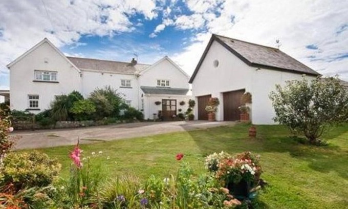 Gileston House | 1-Bed Cottage on Coastal Pathway in South Wales