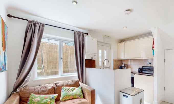 Friern Barnet Apartment | 1 Bed Flat in Arnos Grove Near Alexandra Palace
