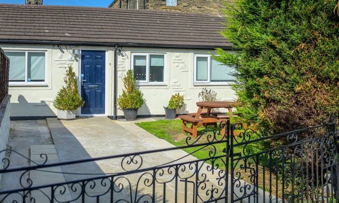 Bradford House | 1 Bed House - Sleeps 2 - Parking - Wifi