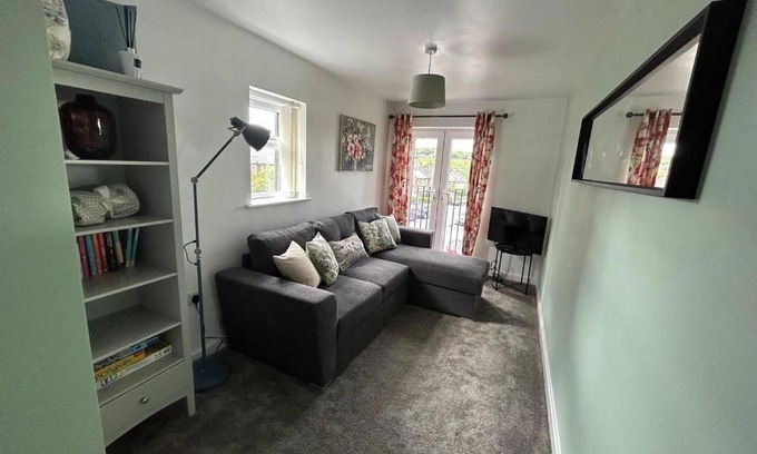 Little Hayfield House | 1-Bed House Sleeps 4 Free Parking