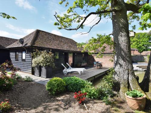 Abbess Roding House | 1 bed in Biddenden BT064