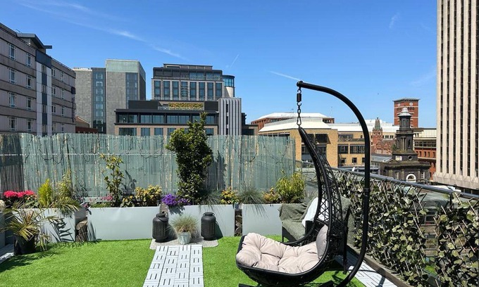 The Westside Apartment | 1 Bed Penthouse - Hot Tub - Roof Terrace - Parking
