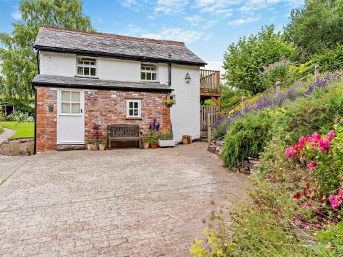 Llanfihangel Tal-y-llyn House | 1 bed property in Pennorth Brecon Beacons BN157