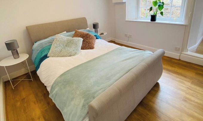 Hethel Apartment | 1 bed-Sleeps 4-Garden-Near Snetterton Circuit