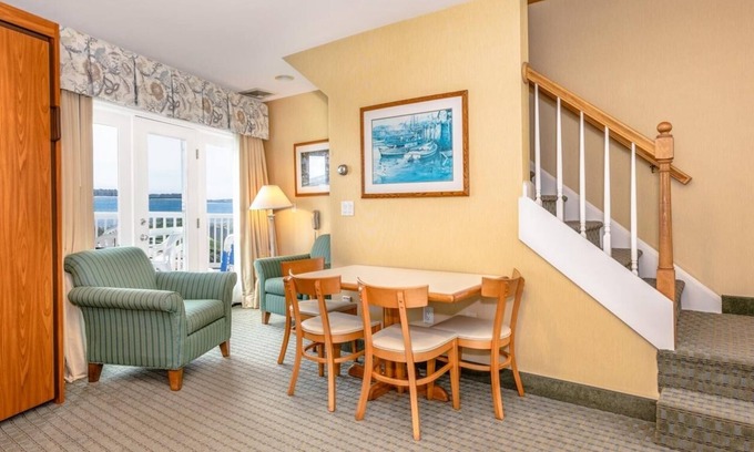 West Yarmouth Apartment | 1 Bedroom 1.5 Bath Townhouse, Green Harbor Resort, Canoe Rentals, Sun Umbrellas