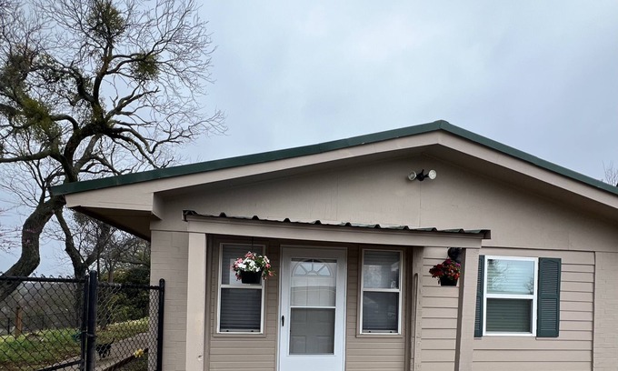 Eastland Apartment | 1 bedroom, 1 bath apartment in delightful Eastland.nCozy, quiet, and nice view.