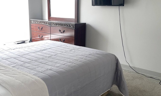 Houston House | 1 bedroom 1 bathroom apartment w/desk located in the Galleria
