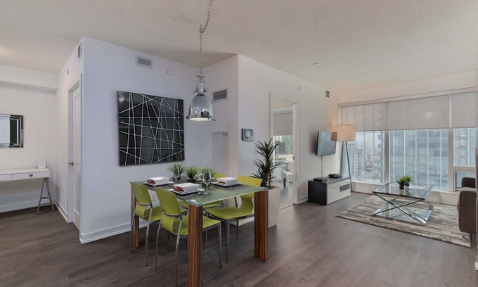Toronto Entertainment District Apartment | 1 Bedroom/1 Bathroom Suite