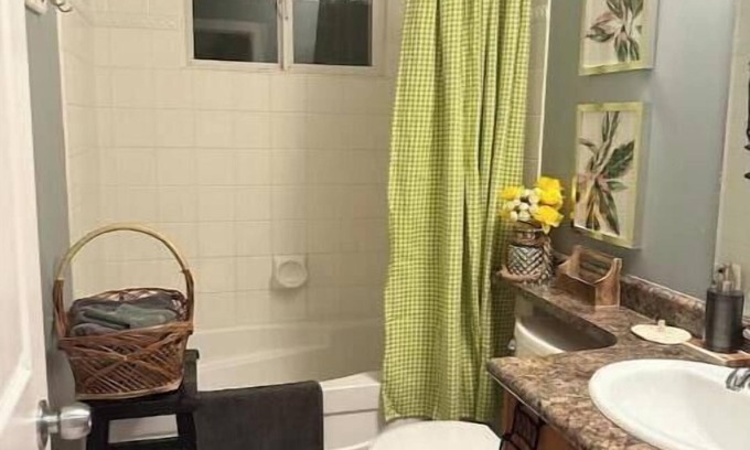 Walnut Grove House | 1 bedroom 1 double bed in langley