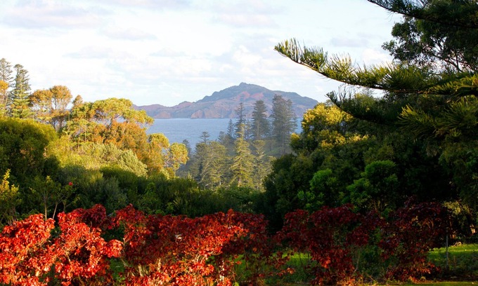Norfolk Island Ski Chalet | 1 bedroom 2 bathroom house with wide verandah, sea views, incl car