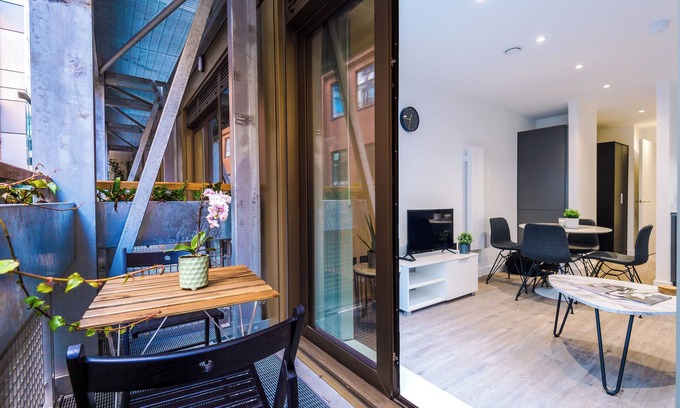 Chinatown Apartment | 1 Bedroom Apartment with Balcony