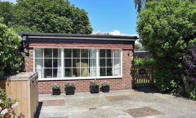 Lyminster Cottage | 1 bedroom accommodation in Lyminster, near Littlehampton