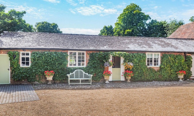 Stockbridge Cottage | 1 bedroom accommodation in Over Wallop, near Stockbridge