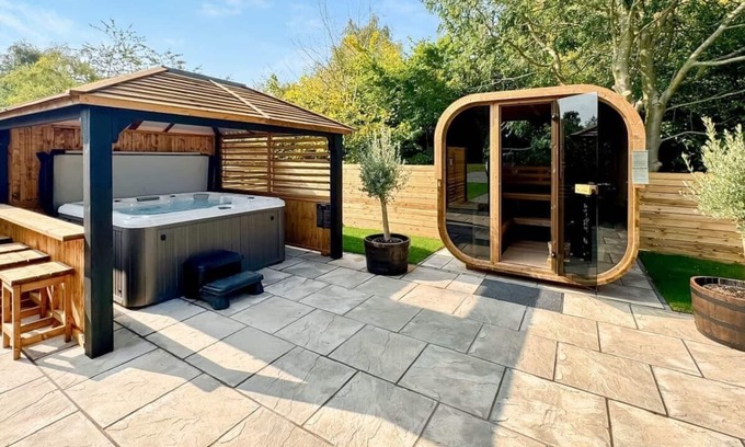 Raywell Ski Chalet | 1 bedroom accommodation in Raywell, Beverley