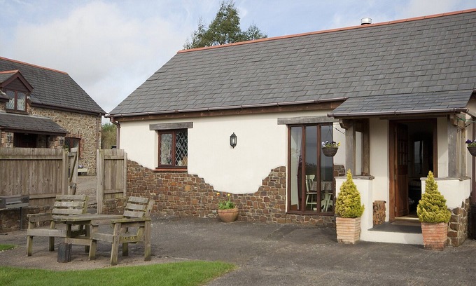 Black Torrington Cabin | 1 bedroom accommodation in Okehampton