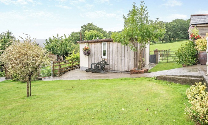 Mawr Cottage | 1 bedroom accommodation in Ammanford