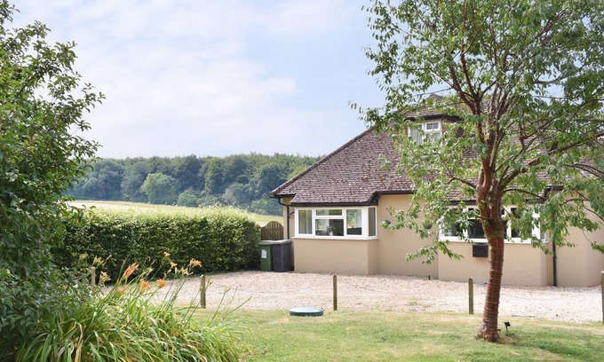 Freefolk Cottage | 1 bedroom accommodation in Woodmancott, near Winchester