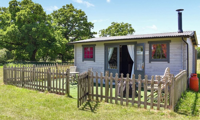 Thetford Ski Chalet | 1 bedroom accommodation in Thetford