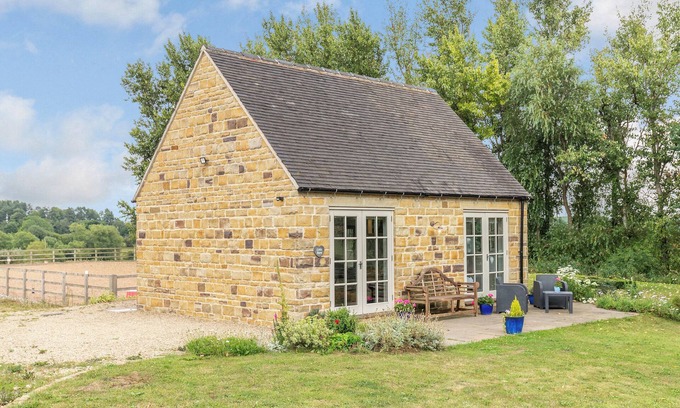 Alfreton Cottage | 1 bedroom accommodation in Shirland, near Alfreton