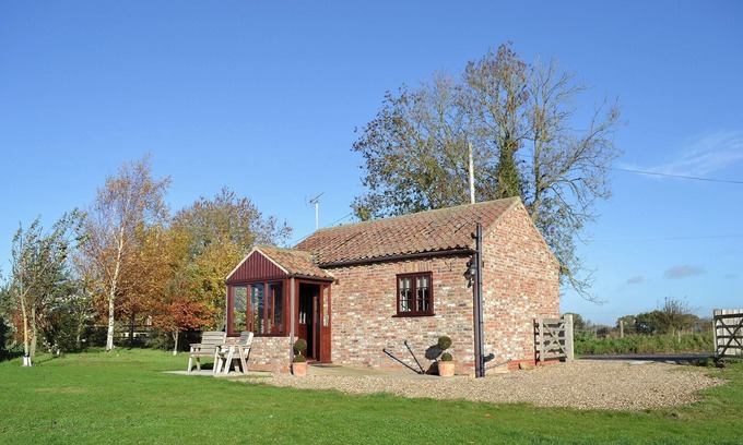 Kilnwick Cottage | 1 bedroom accommodation in Hempholme, near Brandesburton