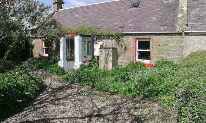 Montrose Cottage | 1 bedroom accommodation in St. Cyrus, Montrose