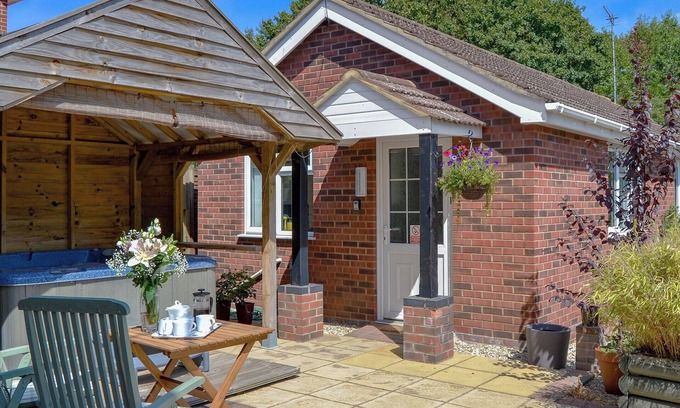 Norwich Cottage | 1 bedroom accommodation in Rackheath, near Wroxham