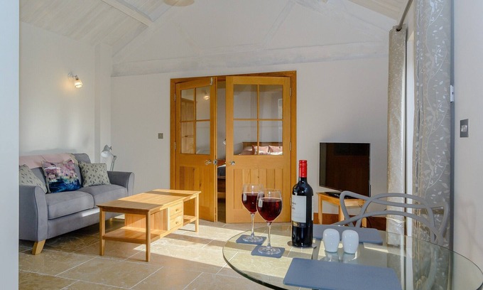 Broad Town Cottage | 1 bedroom accommodation in Thornhill, near Royal Wootton Bassett