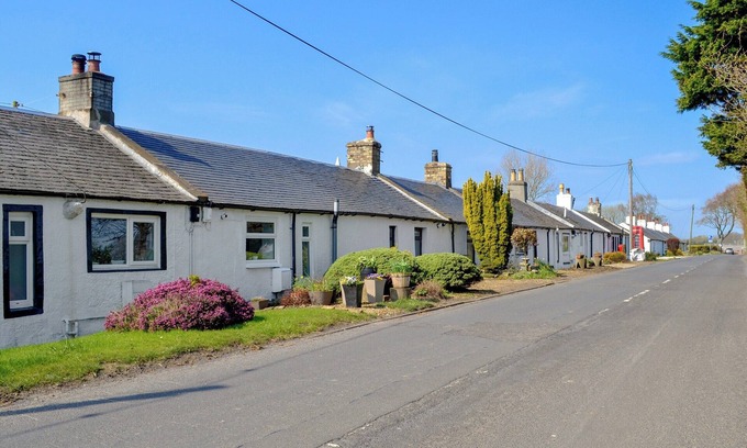 Irvine Cottage | 1 bedroom accommodation in Dreghorn, near Irvine