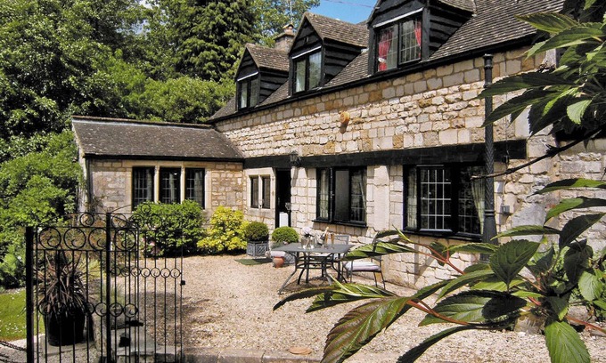 Stroud Cottage | 1 bedroom accommodation in The Vatch, near Stroud