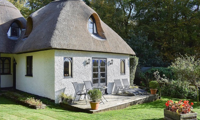 New Forest District Cottage | 1 bedroom accommodation in Bransgore, near Christchurch