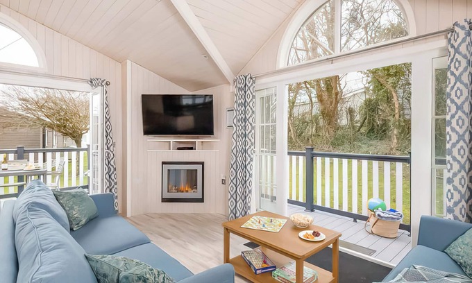 New Forest District Ski Chalet | 1 bedroom accommodation in Milford-on-Sea, Nr Lymington