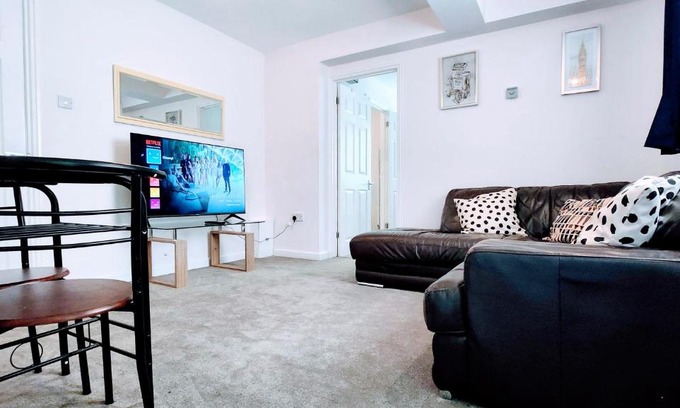 Camberley Apartment | 1 Bedroom Annex - Close to Frimley Hospital - Private Entrance
