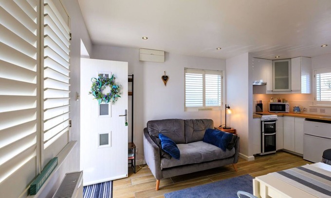 Kilgetty Apartment | 1 Bedroom annex convenient for Saundersfoot & Tenby with parking