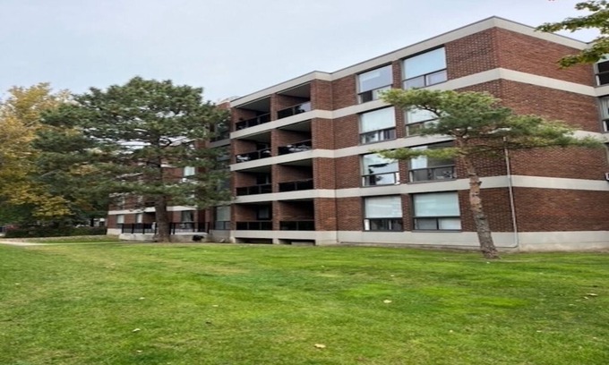 Cote-Saint-Luc Apartment | 1 Bedroom apartment in residential area in Montreal. 5min walk to shopping mall.