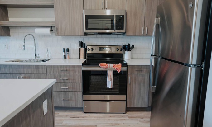 People's Freeway Apartment | 1-Bedroom Apartment Hotel Vibes, But Better! - Salt Lake Stay