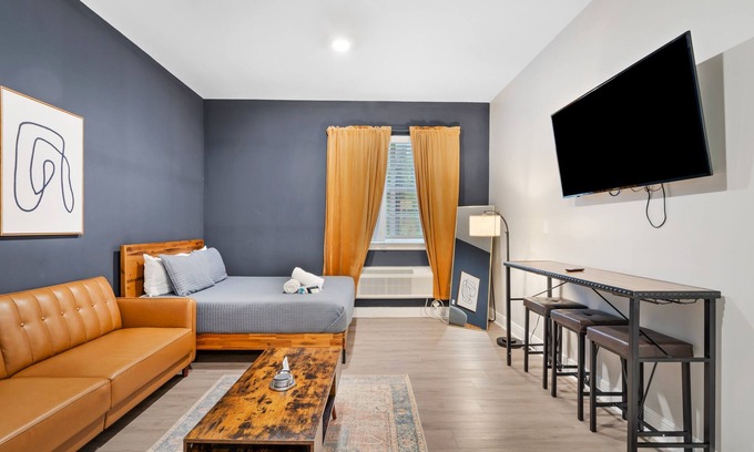 Grand Bay Apartment | 1 Bedroom Apartment at Oak + Fountain #19