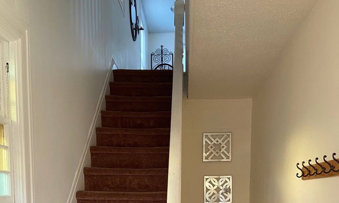 Red Bank House | 1 bedroom apartment-Close to train-easy commute to NYC 2nd floor