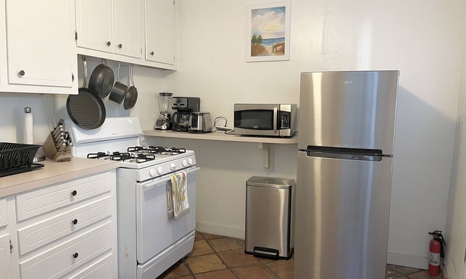 Harleston Village Apartment | 1 Bedroom Apartment - Walk to King street - Free Parking