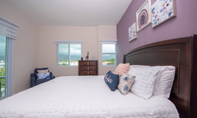 Kingston Apartment | 1 bedroom apartment/views/AC/Pool/Parking/security on site