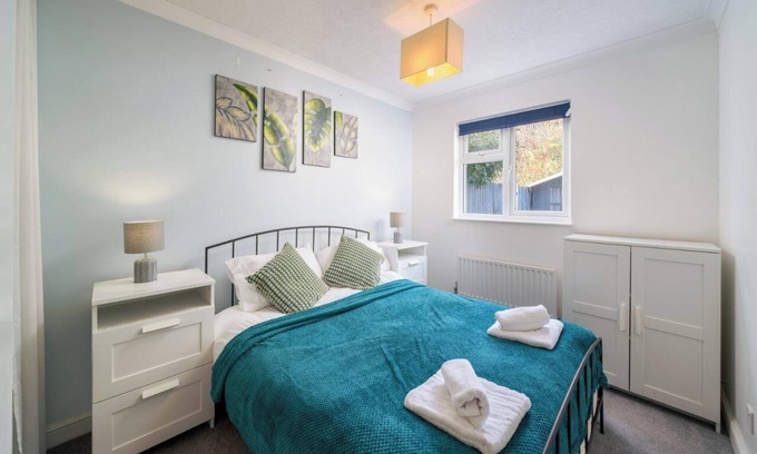 Crawley Apartment | 1 Bedroom Apartment with Garden in Charming Crawley and Free Parking