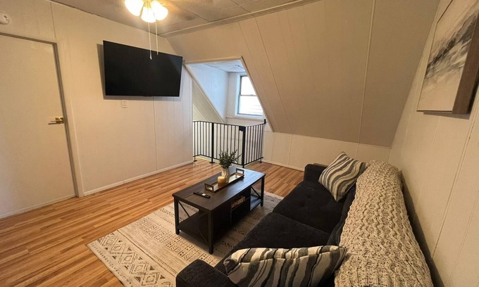 Elizabeth Apartment | 1 bedroom apt 10 mins to EWR and 30 mins to NYC