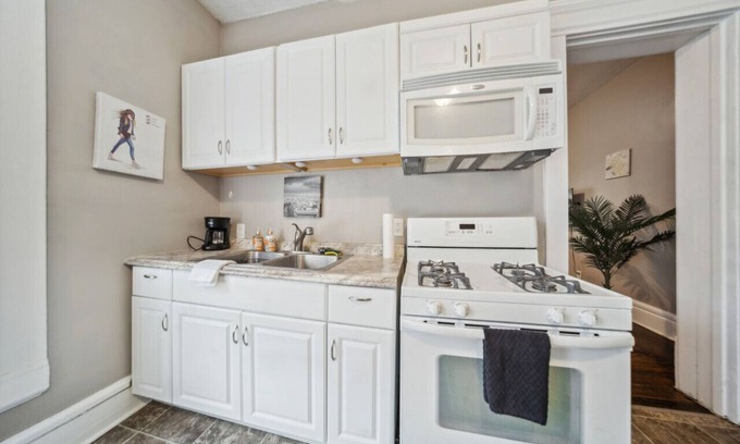 Highland Square Apartment | 1 Bedroom Apt in Central Akron - recently remodeled, Highland Square area, Smart TVs