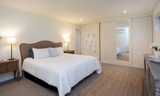 Stirling Bed & Breakfast | 1 Bedroom Balcony Apartment