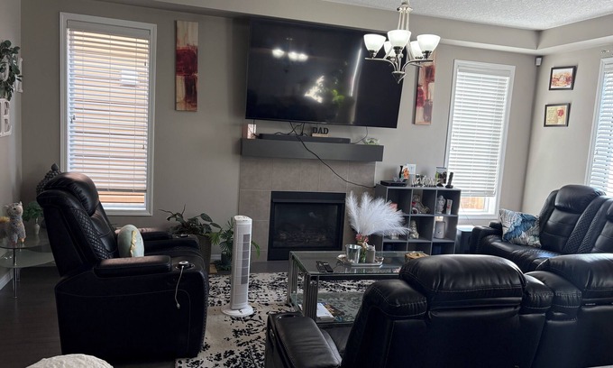 Airdrie House | 1 bedroom & Bathroom Near Airport