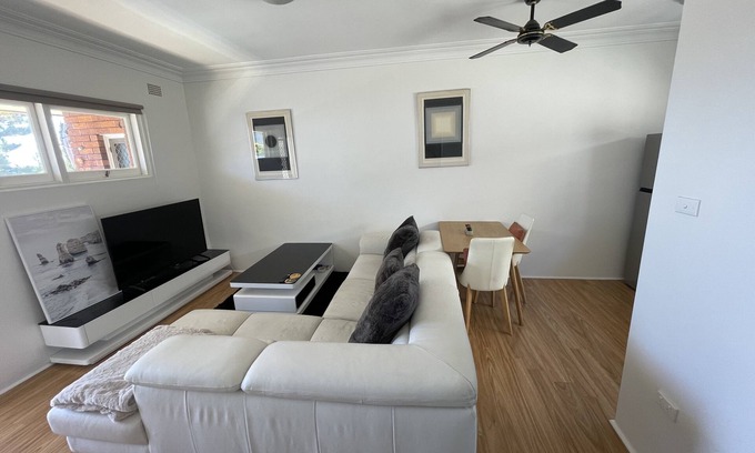 North Wollongong Apartment | 1 Bedroom Beach Apartment Queen Bed