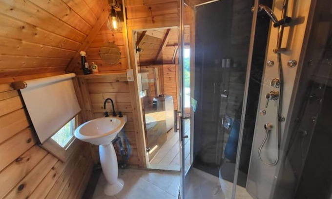 Engayrac Cabin | 1 Bedroom Cabin in Engayrac