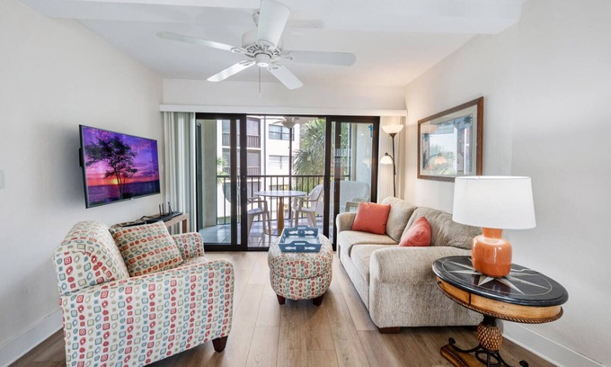 Marco Island Condo | 1-bedroom condo in Marco Isl w/WiFi, AC, Tiki Bar and Grill on site