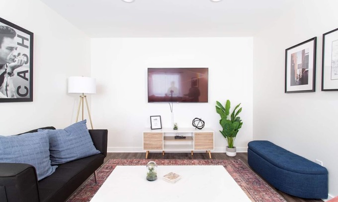 North Capitol Condo | 1-bedroom condo just a mile from Broadway with outdoor pool